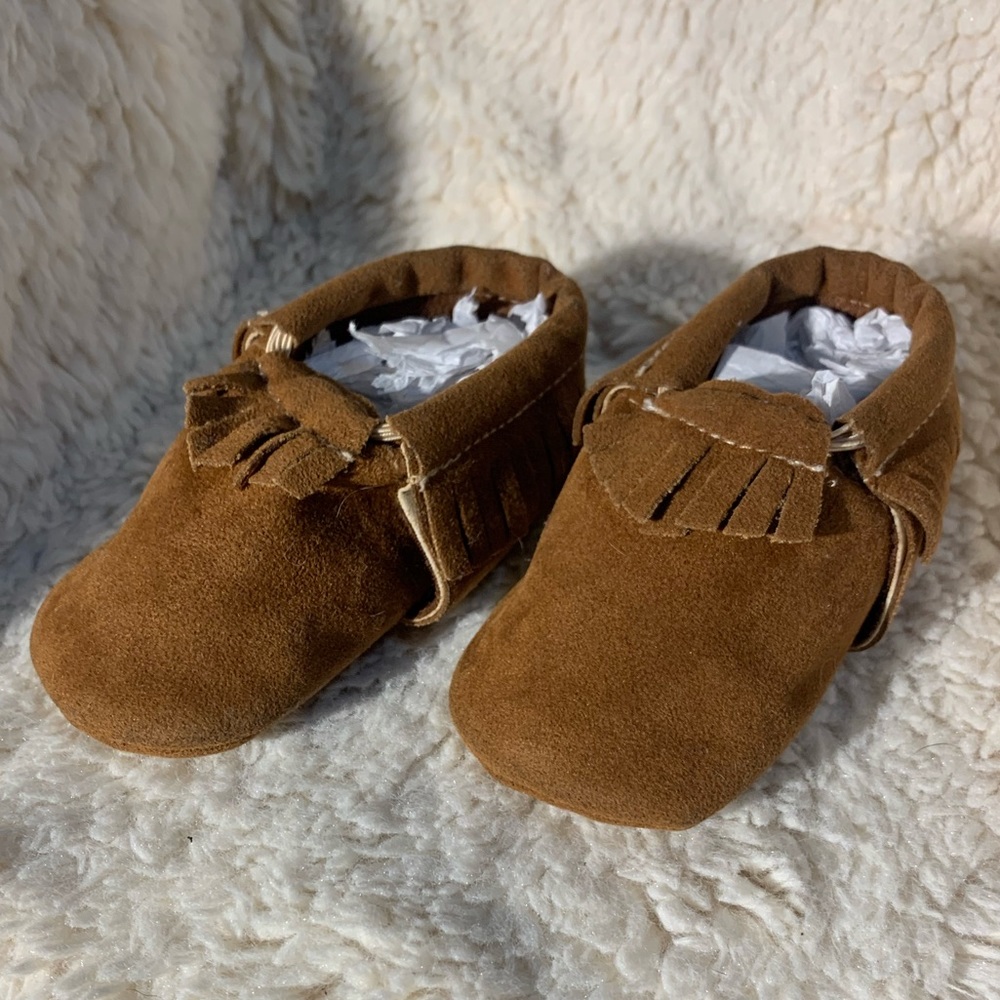 ROMIRUS TAN FAUX SUEDE FRINGED MOCCASINS SIZE 1